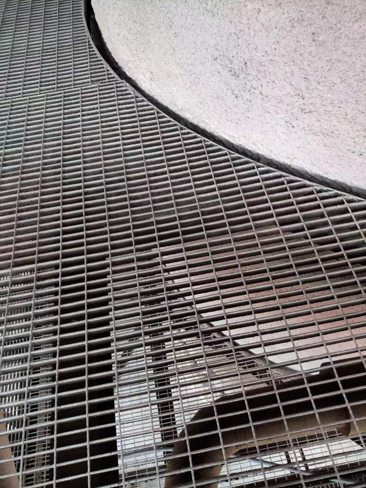 Curved grating panels fitted around a large process vessel