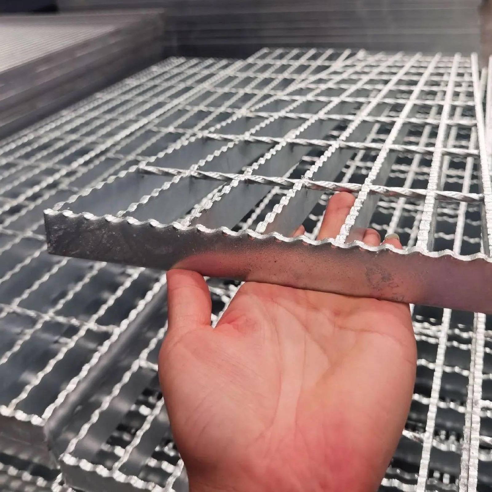 Serrated edge of a thick hot-dip galvanized grating panel