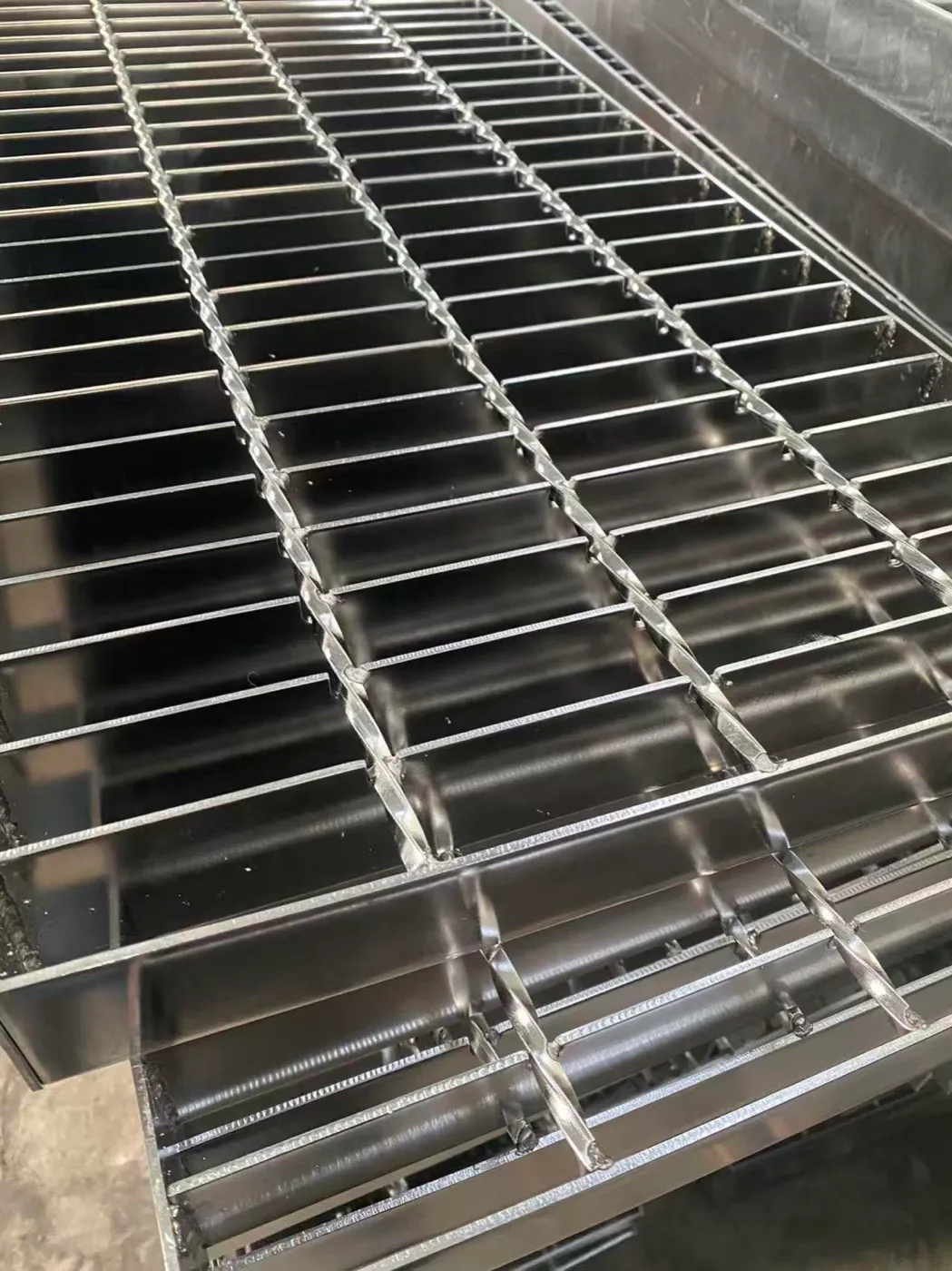 Close view of stainless steel grating bars and cross rods