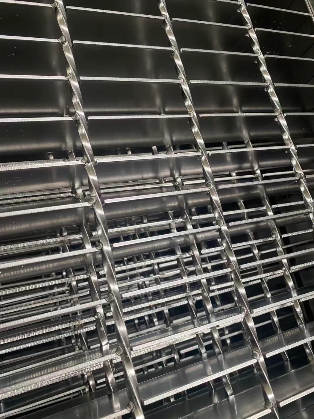Stainless steel grating surface with open drainage area