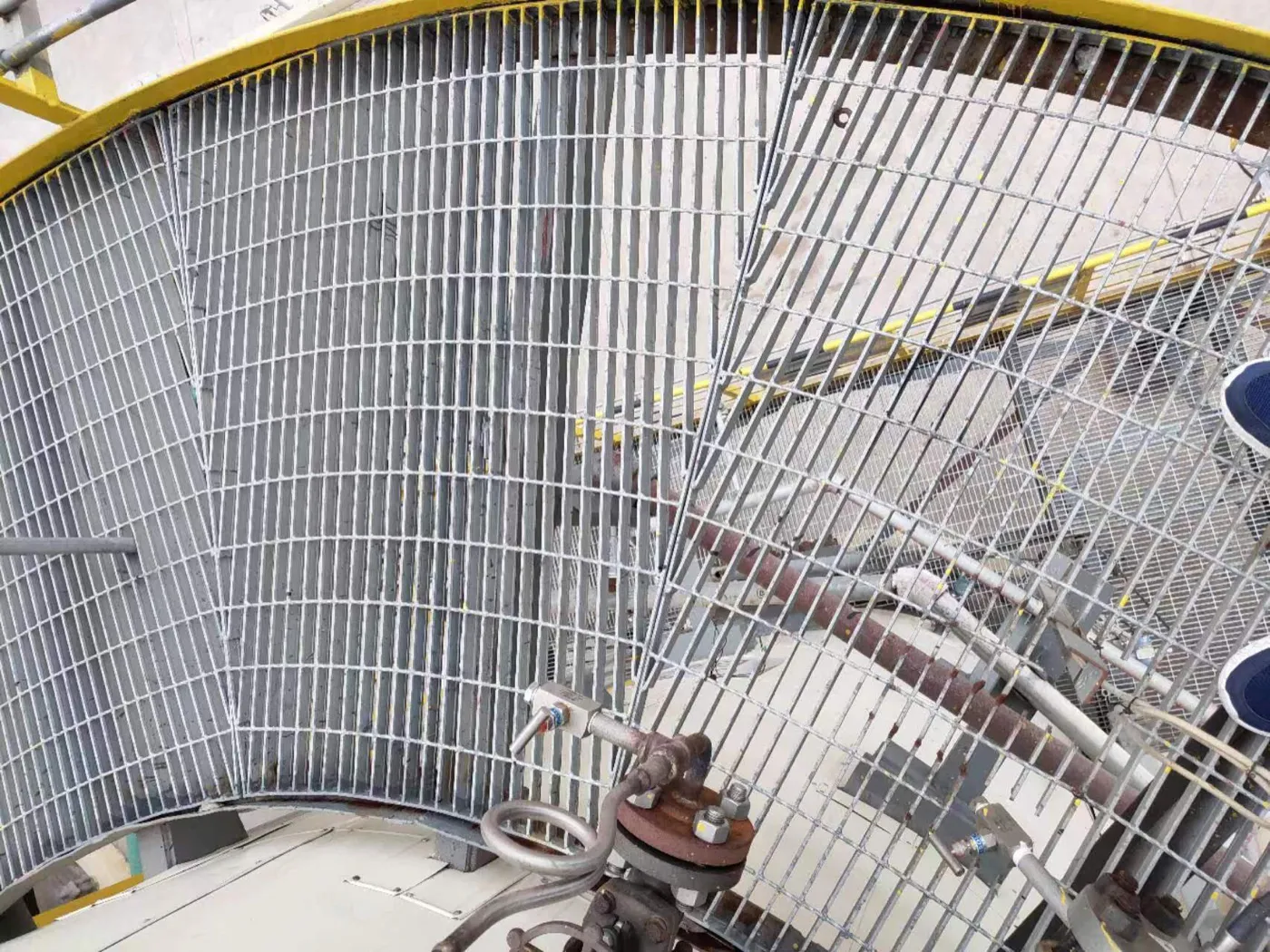 Circular steel grating maintenance platform around a process tower