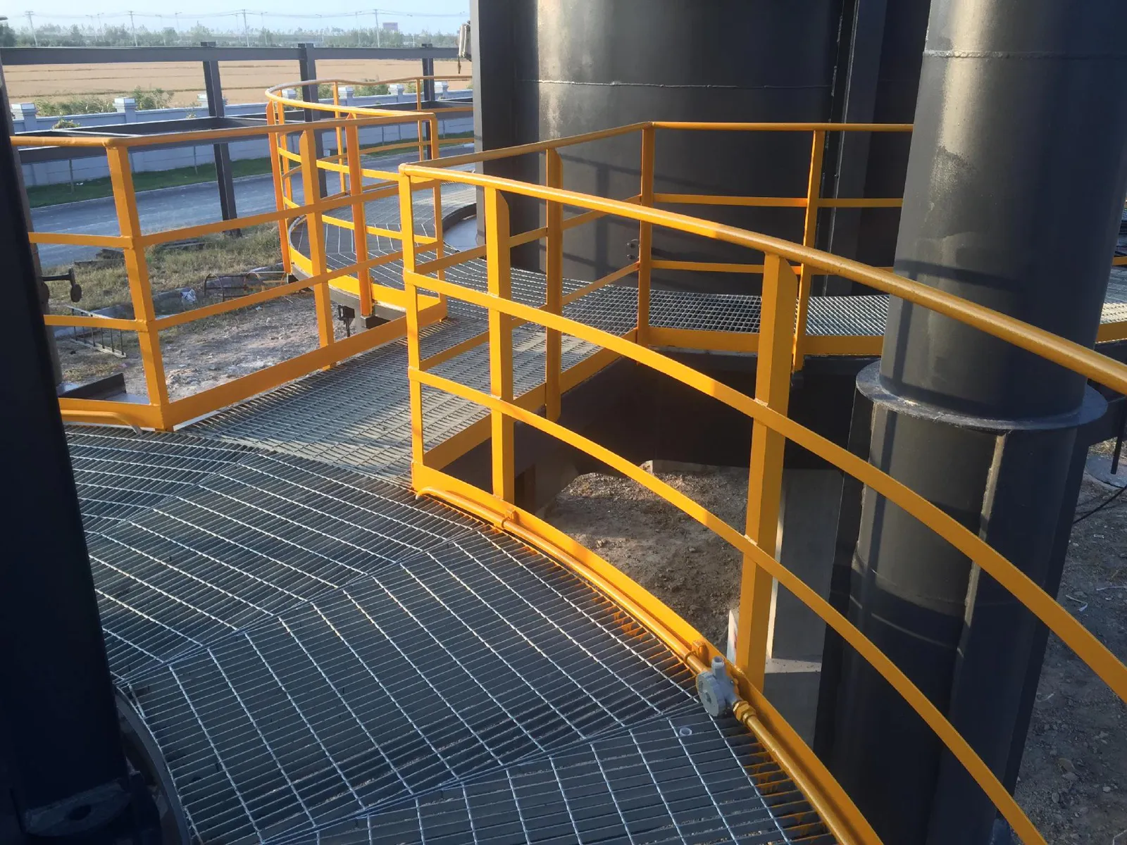 Galvanized steel grating operating platform around industrial tanks
