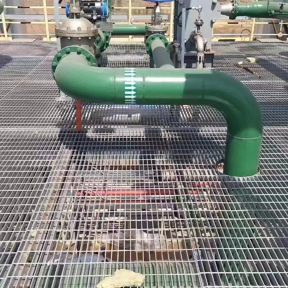 Grating maintenance platform around industrial pipes and valves