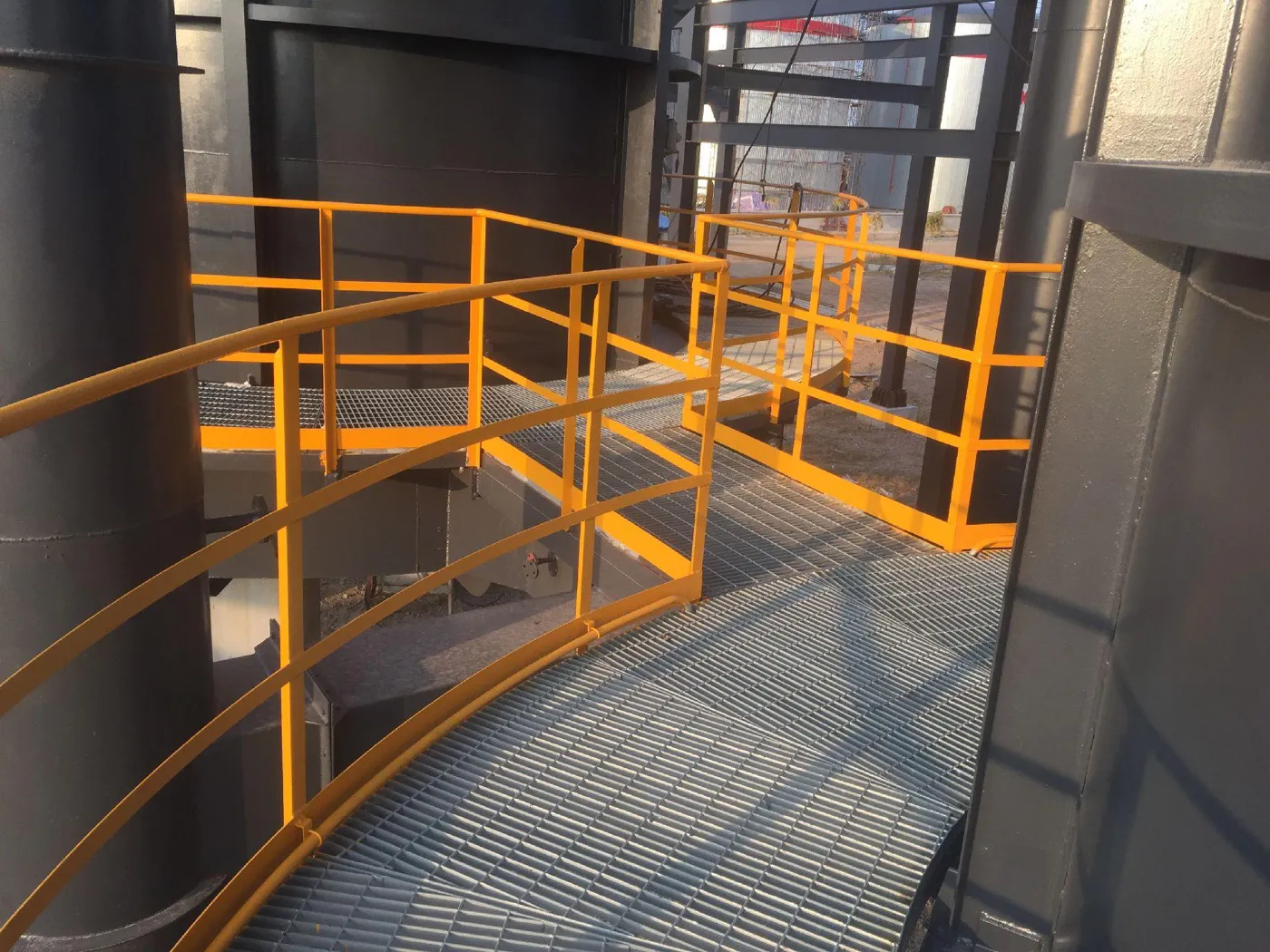 Steel grating operating platform around tank equipment