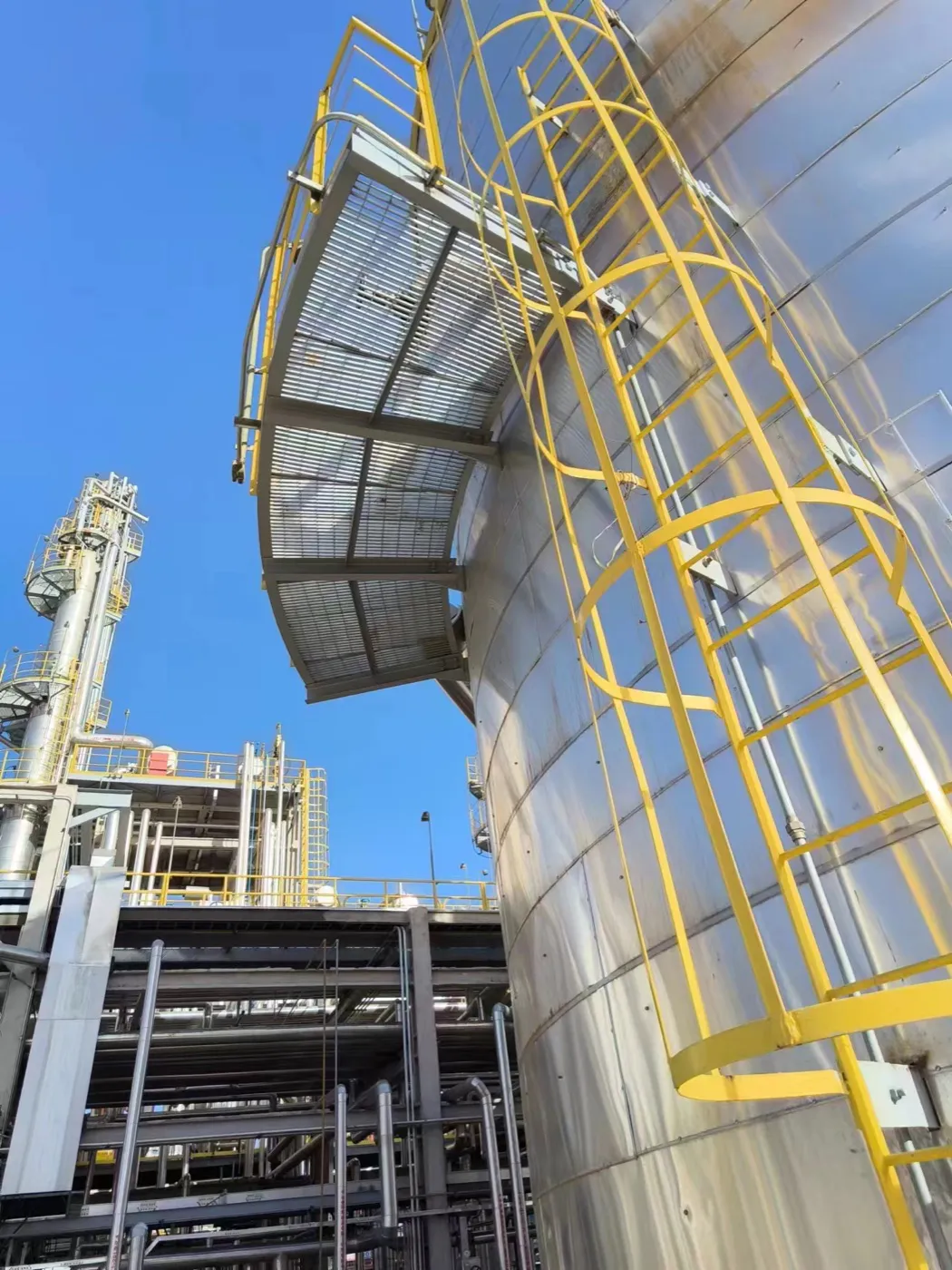 Circular steel grating operating platform around a process tank