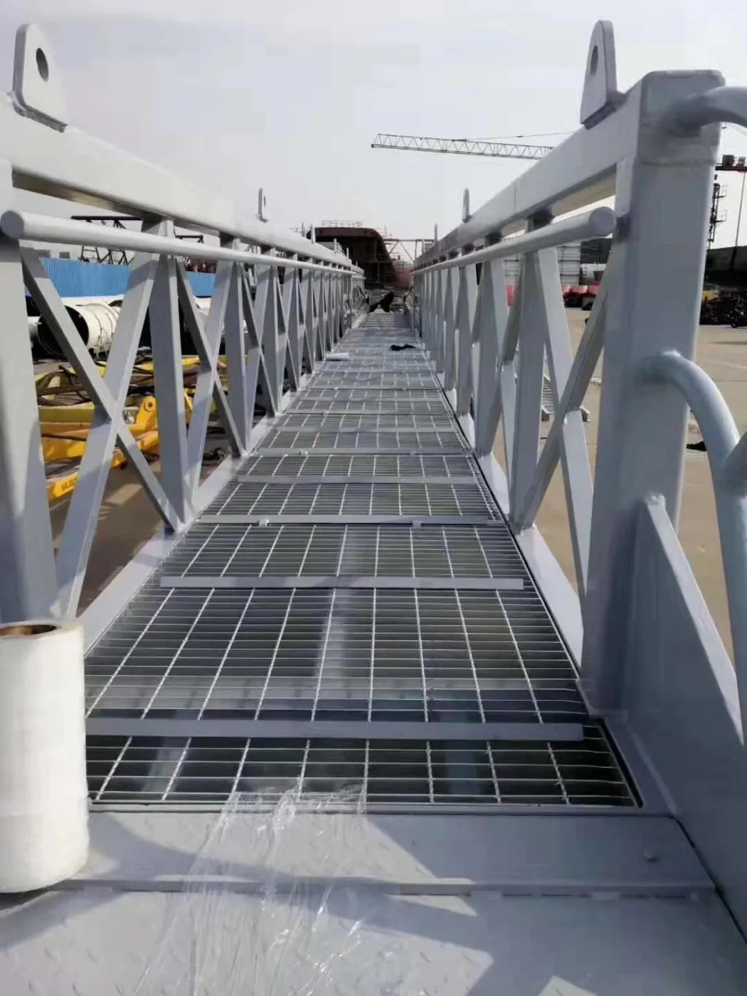 Fabricated steel grating access walkway with guardrails