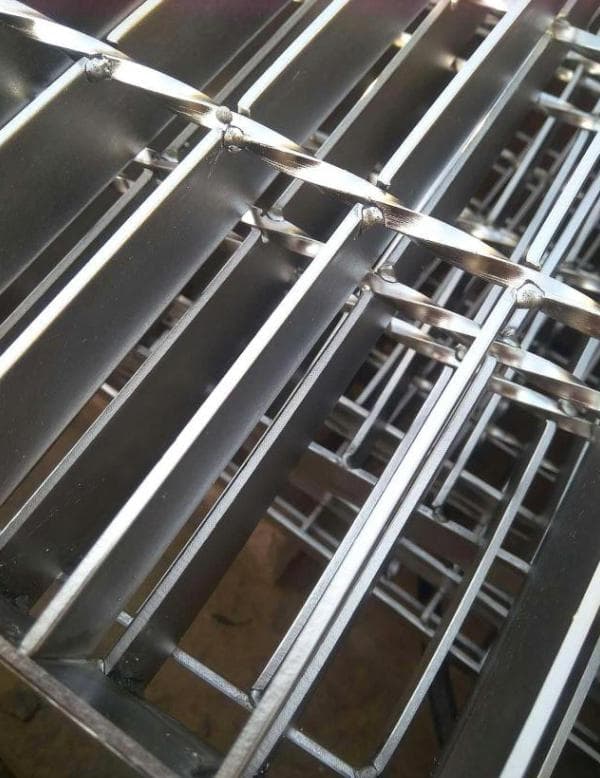 Detailed product view of smooth stainless grating bars and cross members