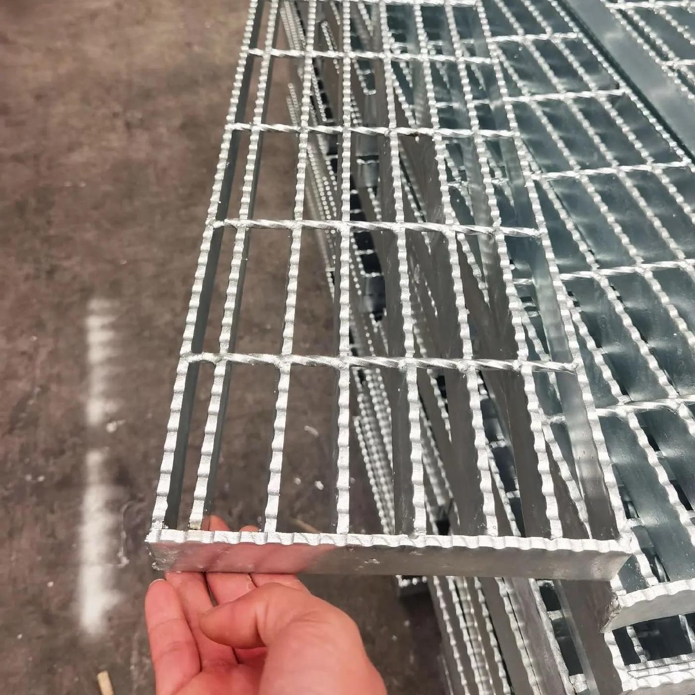 Close product view of bearing bars and cross-bar connections on a grating sample