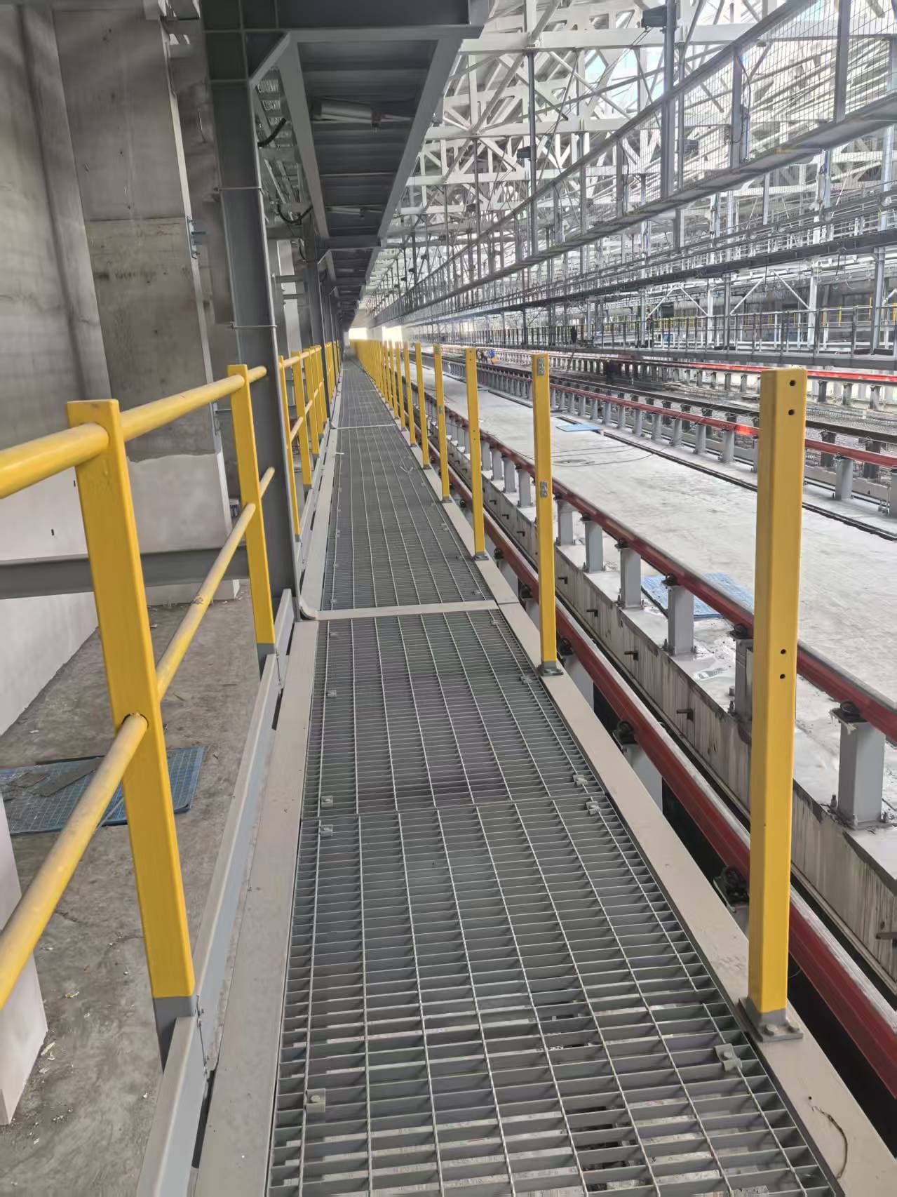 Grating maintenance corridor extending through repeated pipe-rack bays