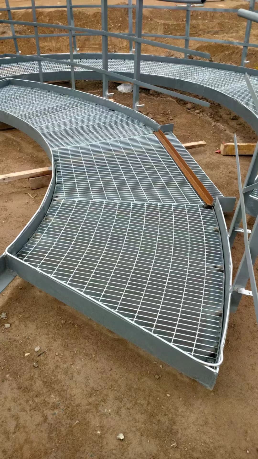 Fabricated arc-shaped grating panel prepared for a circular platform