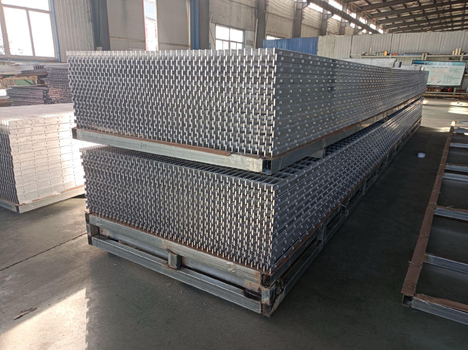 Aluminum bar grating panels with anodized finish
