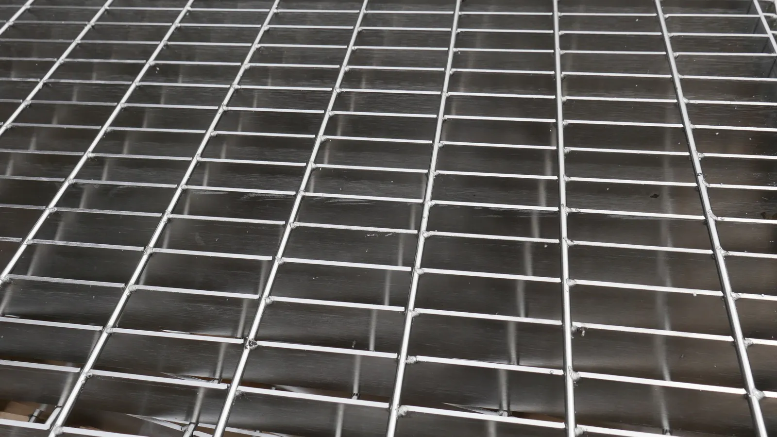 Plain steel grating with smooth flat bearing bar tops