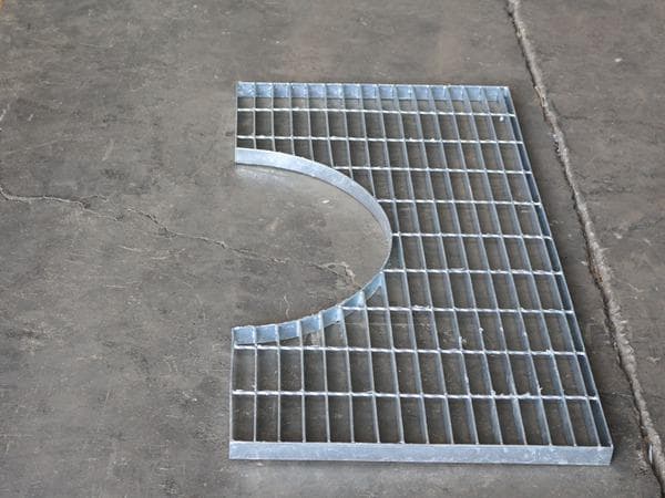 Single galvanized grating panel with a large semicircular edge cut-out