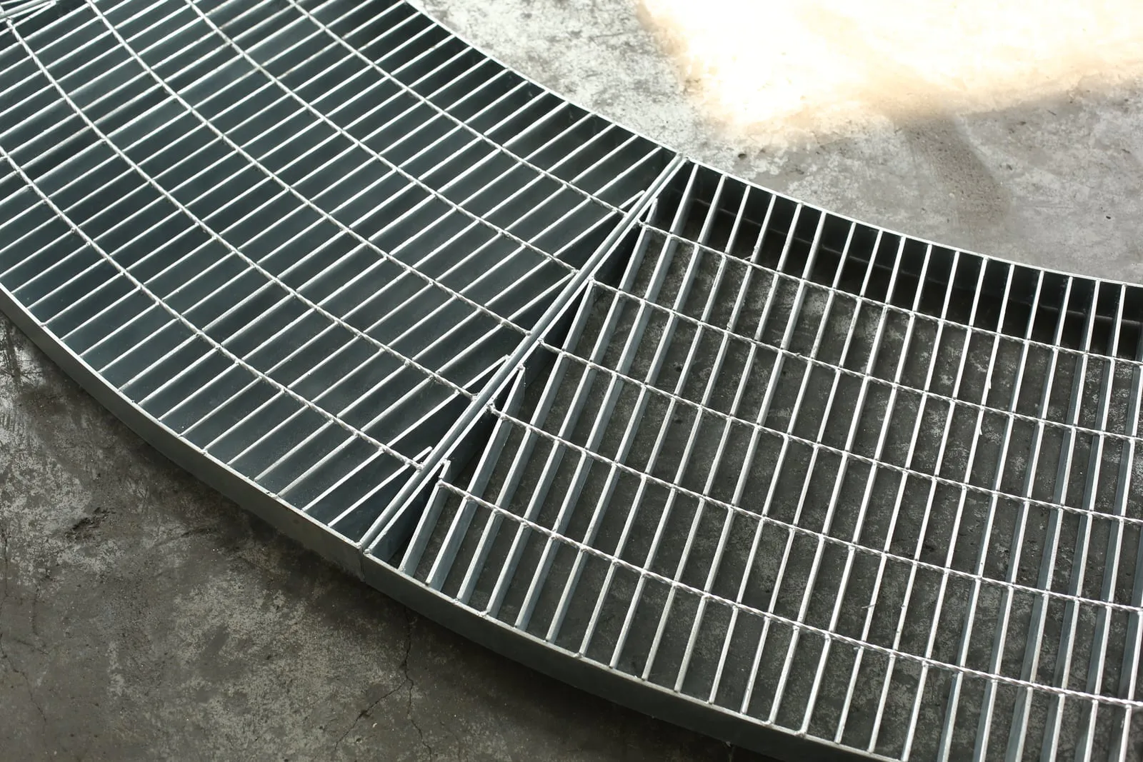 Inner-radius banding on adjoining fan-shaped steel grating panels