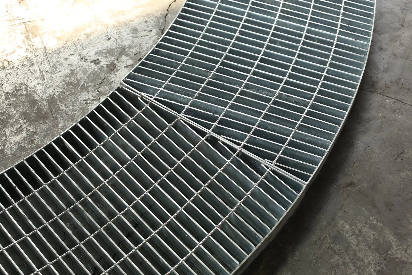 Radial panel joint and curved outer banding on annular steel grating segments