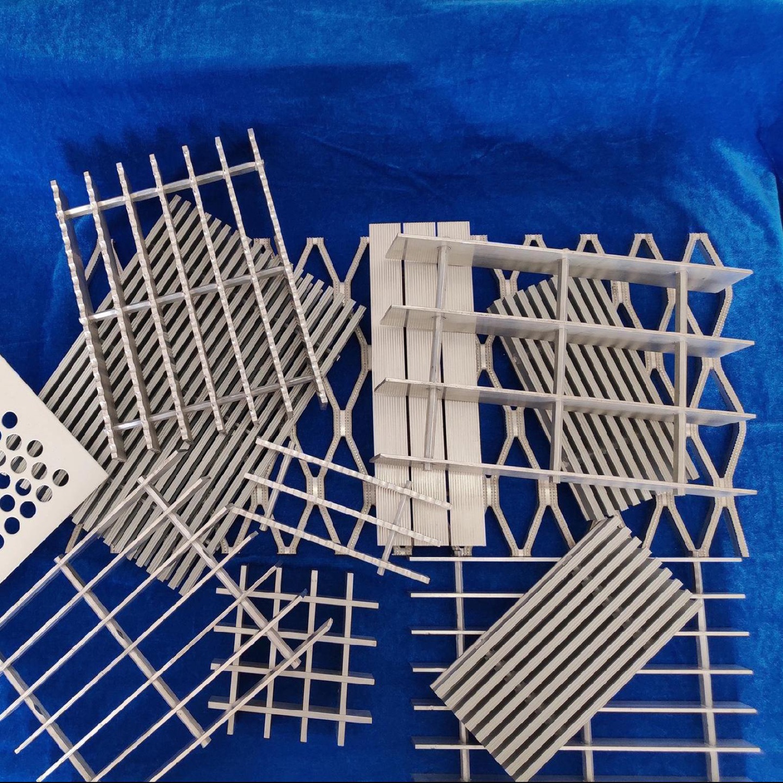 Aluminum grating panels for architectural applications