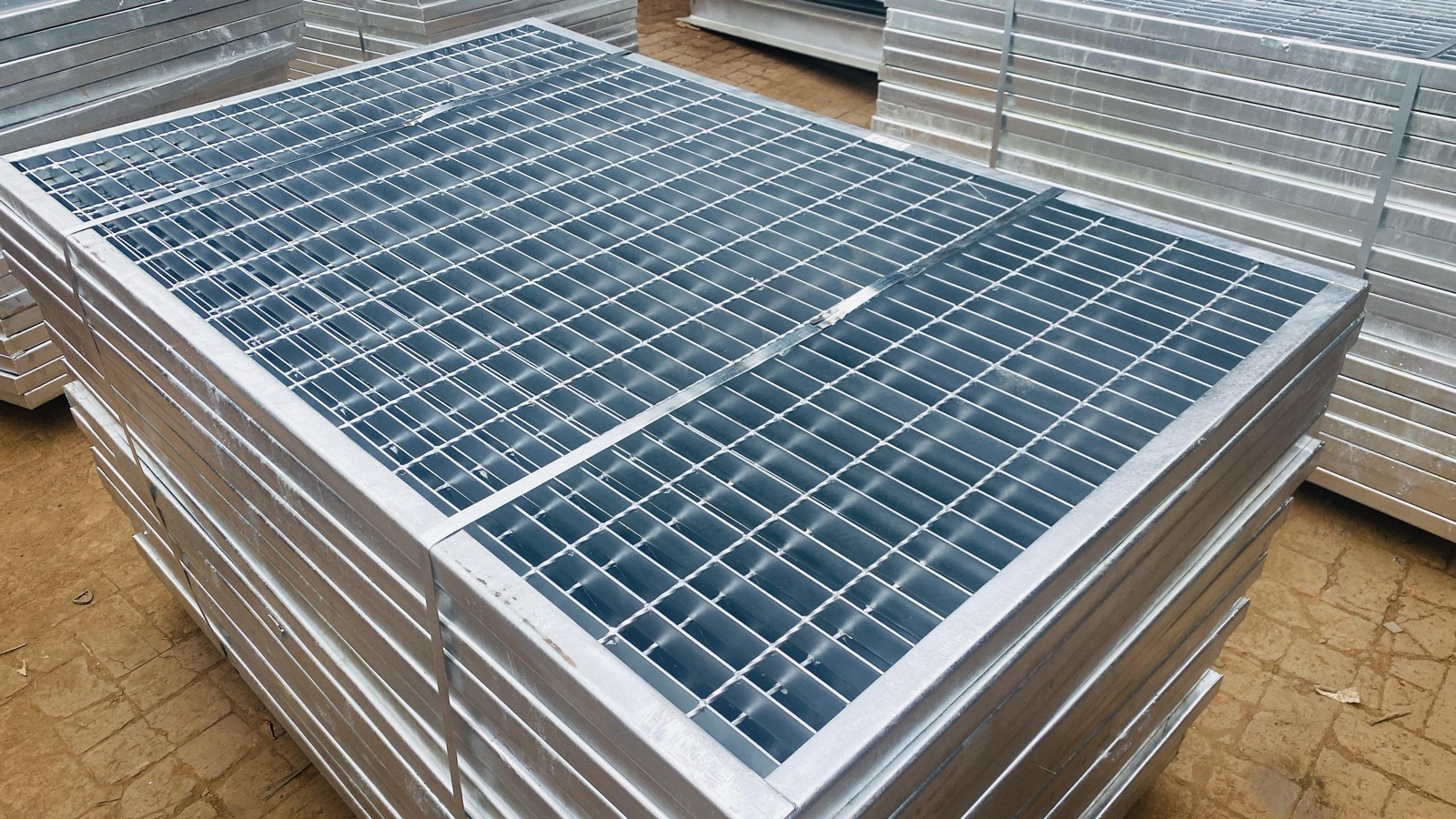 Heavy duty grating panels for vehicle load areas, alternate view