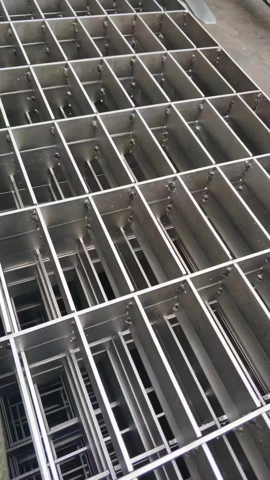 Selected press-locked grating product view 2