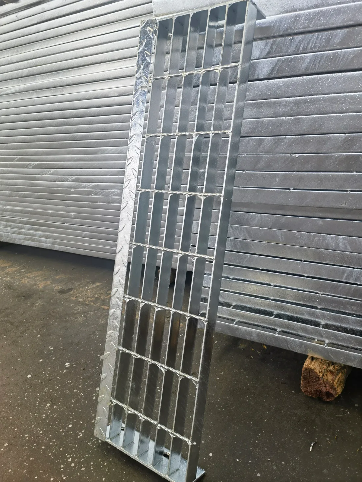 Selected steel grating stair tread product view 2