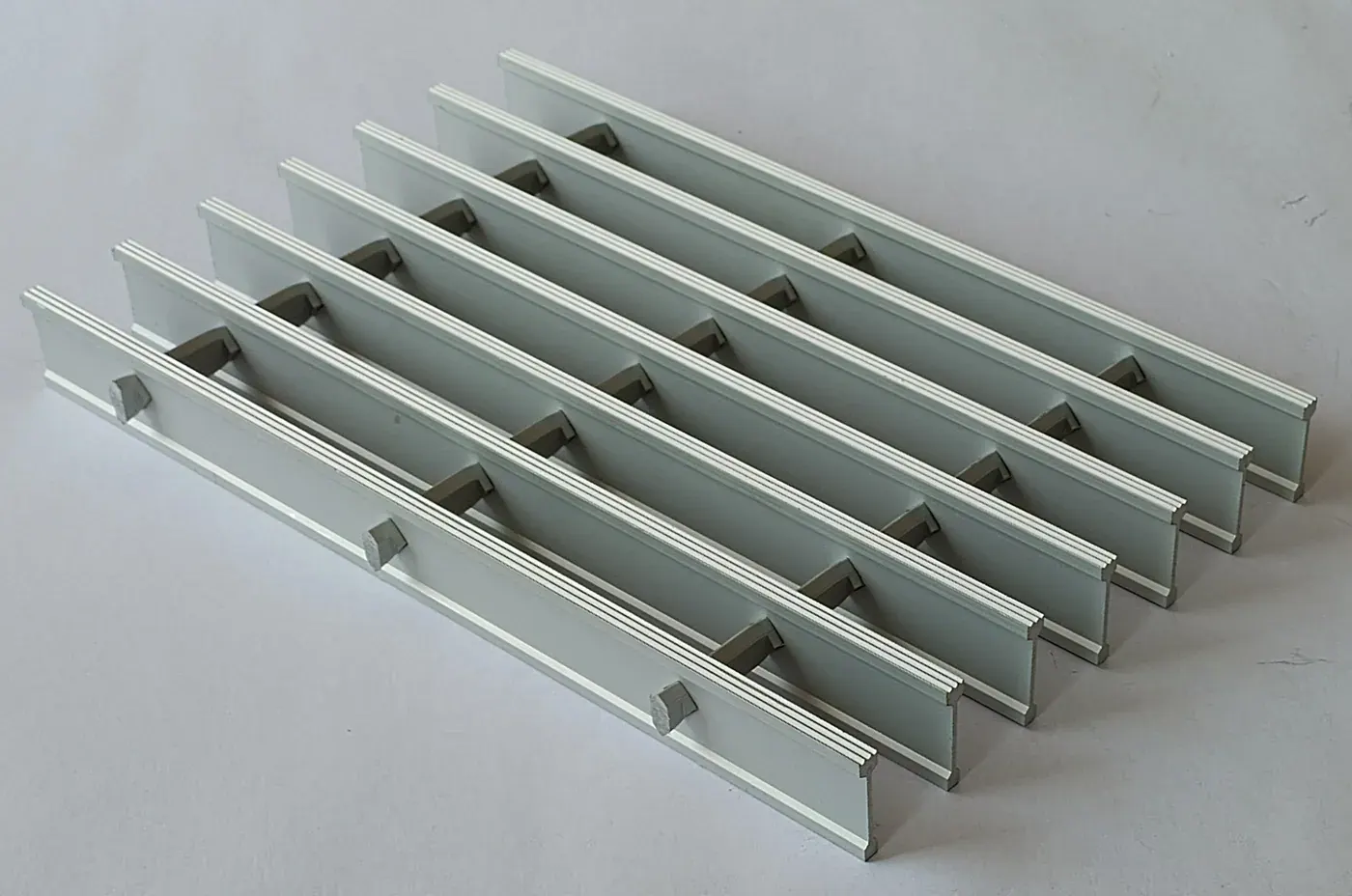 Aluminum swage-locked grating sample with I-shaped bearing bars