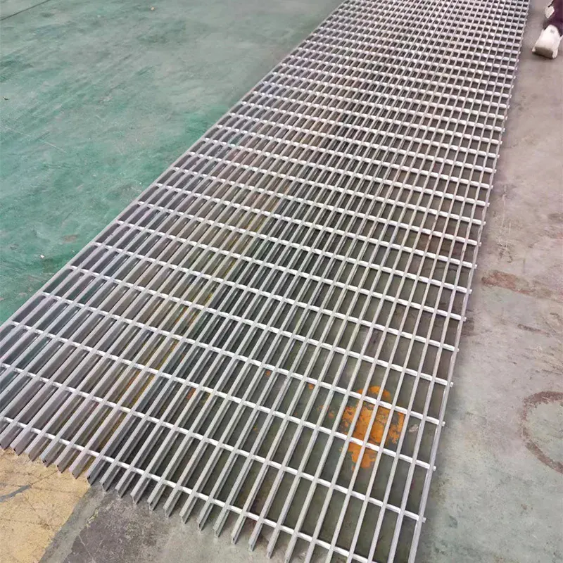 Long-format aluminum grating panels arranged on the workshop floor