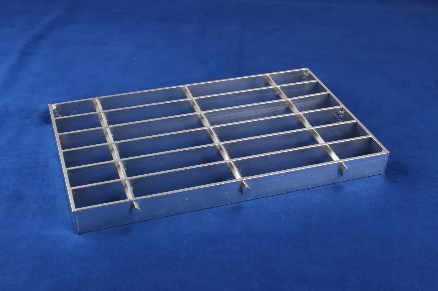 Banded aluminum grating sample with plain rectangular bearing bars