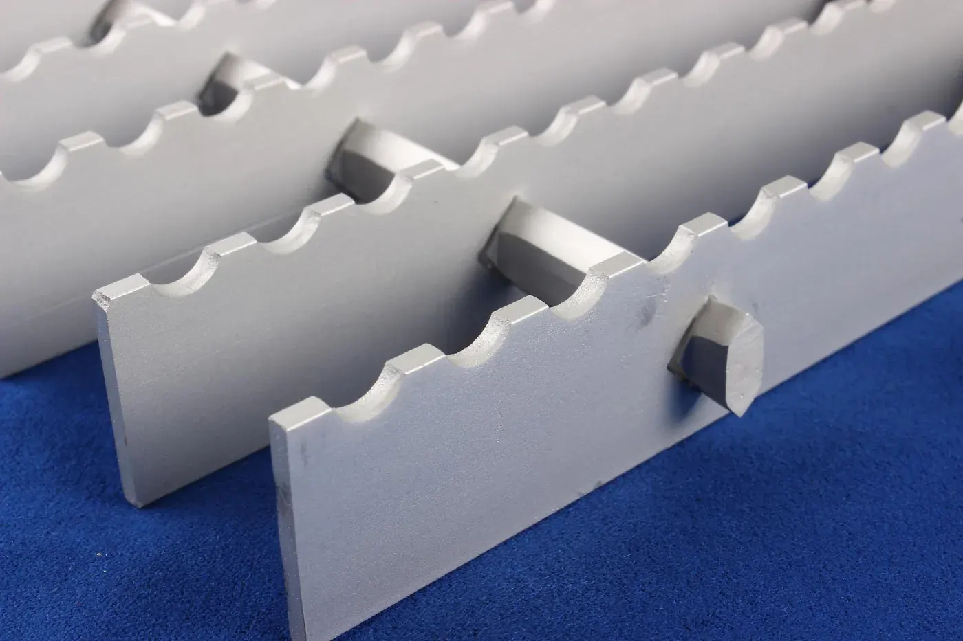 Close view of serrated aluminum bearing bars and inserted cross bars