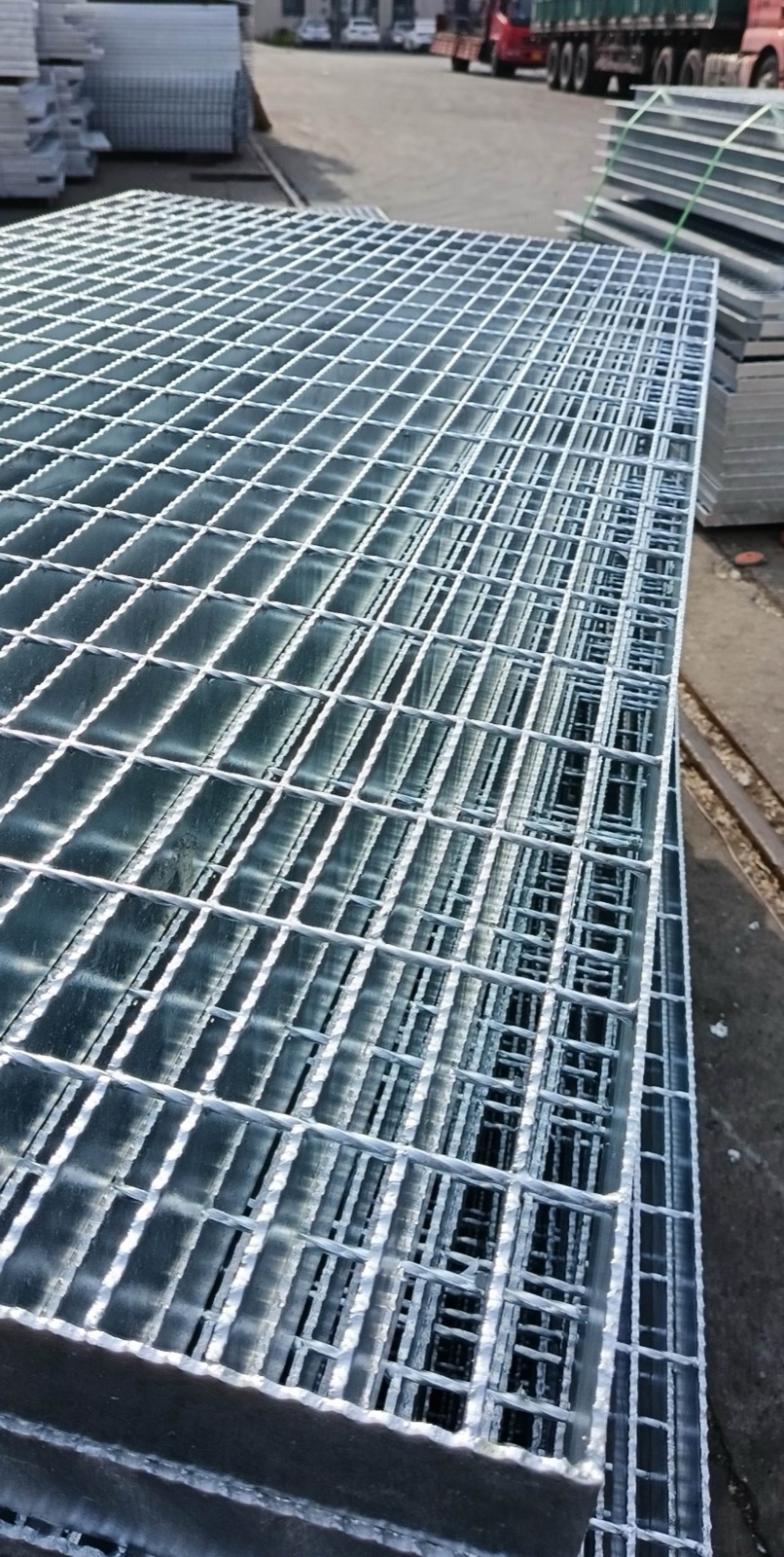 Close-up of serrated tooth edges on grating bearing bars