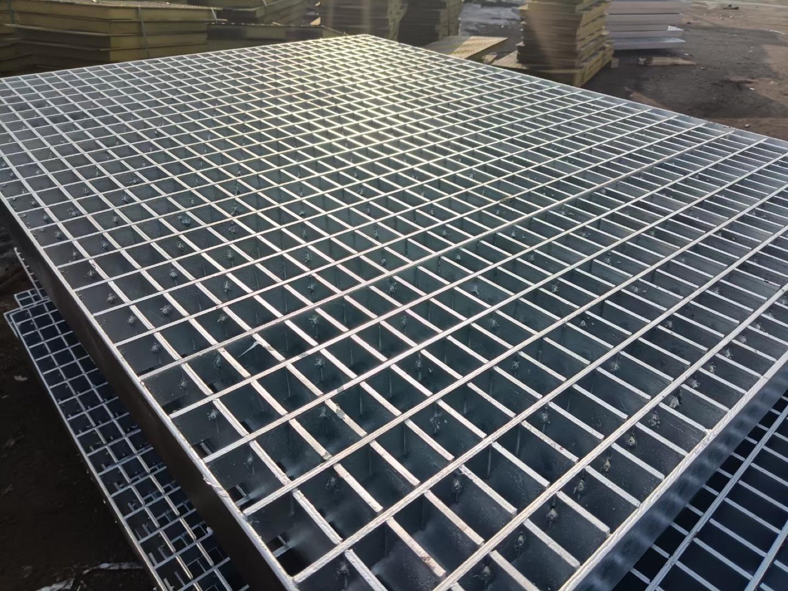 Stainless steel bar grating panels with clean passivated surface