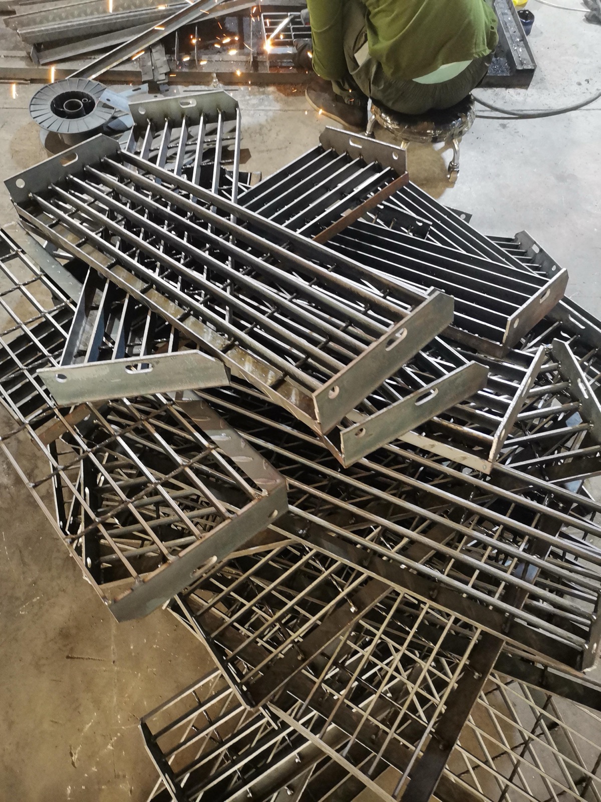 Welding nosing and end plates onto a grating stair tread