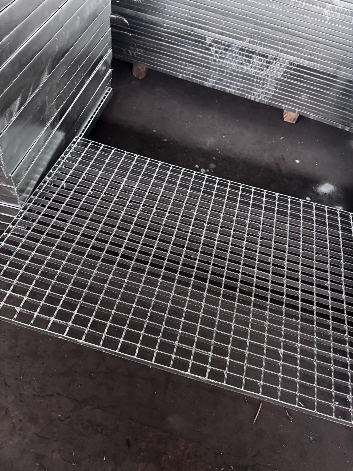 Hot-dip galvanized steel grating panels with uniform zinc coating
