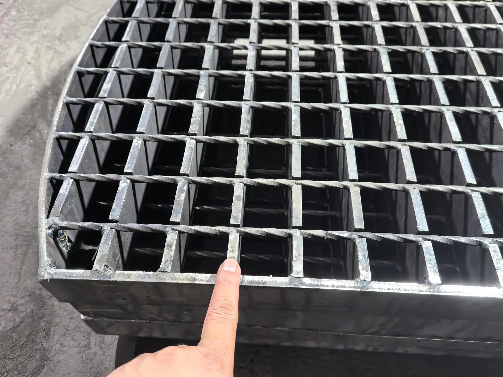 Heavy duty steel grating panel with deep bearing bars and twisted cross bars