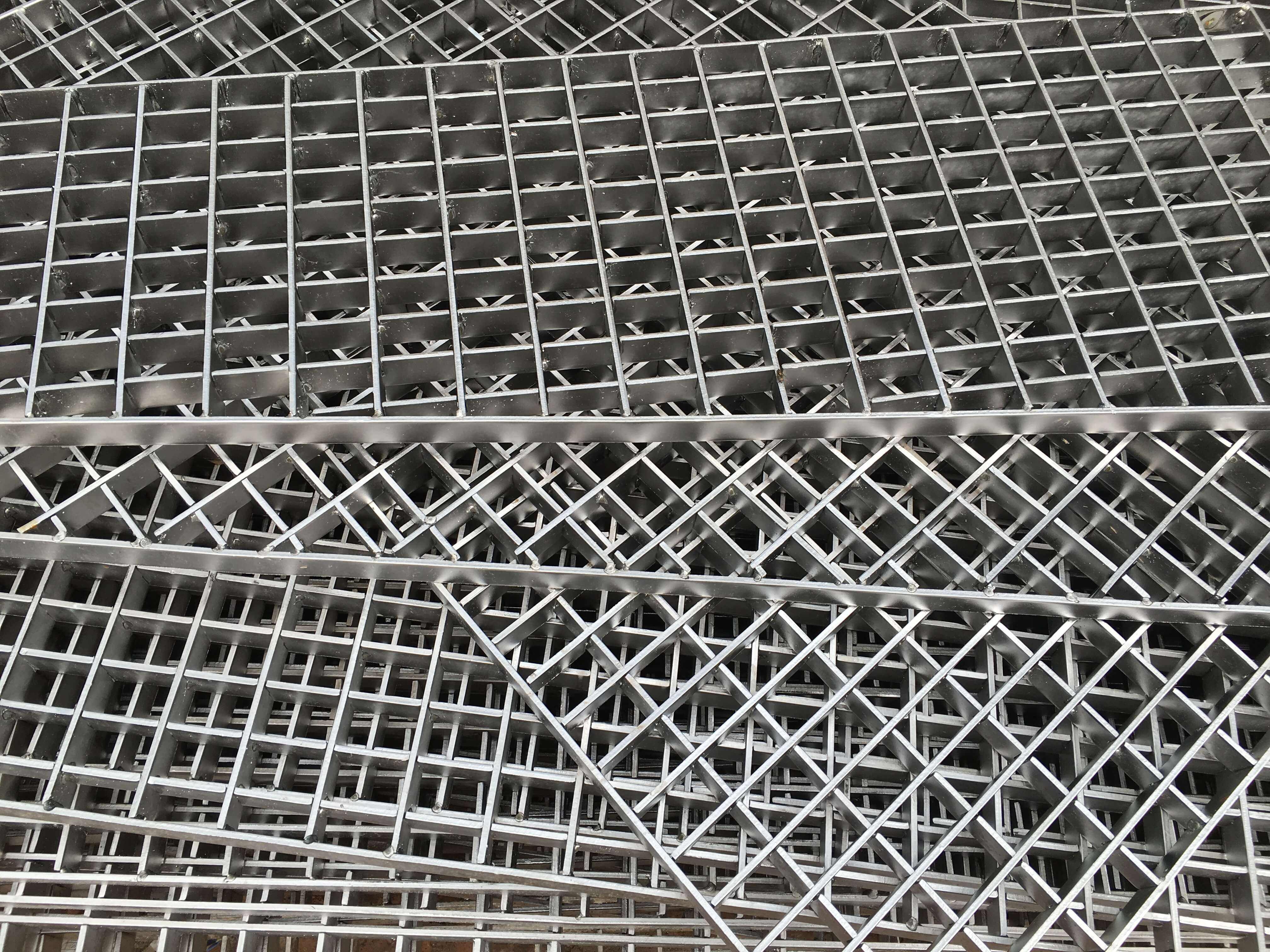 Press-locked steel bar grating with a clean rectangular grid