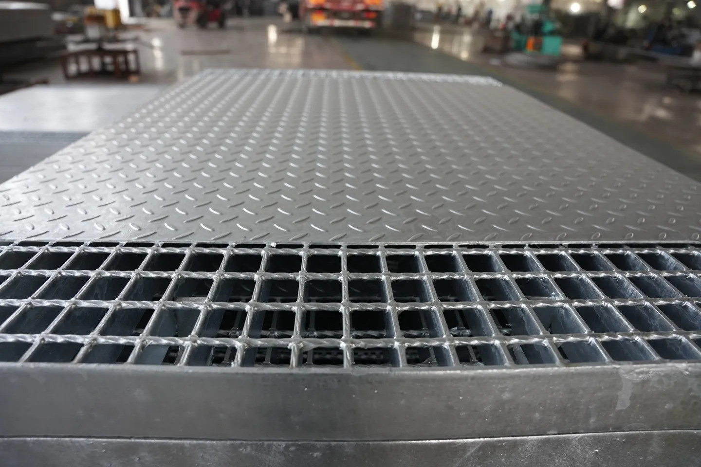 Compound steel grating panels with checker plate surface