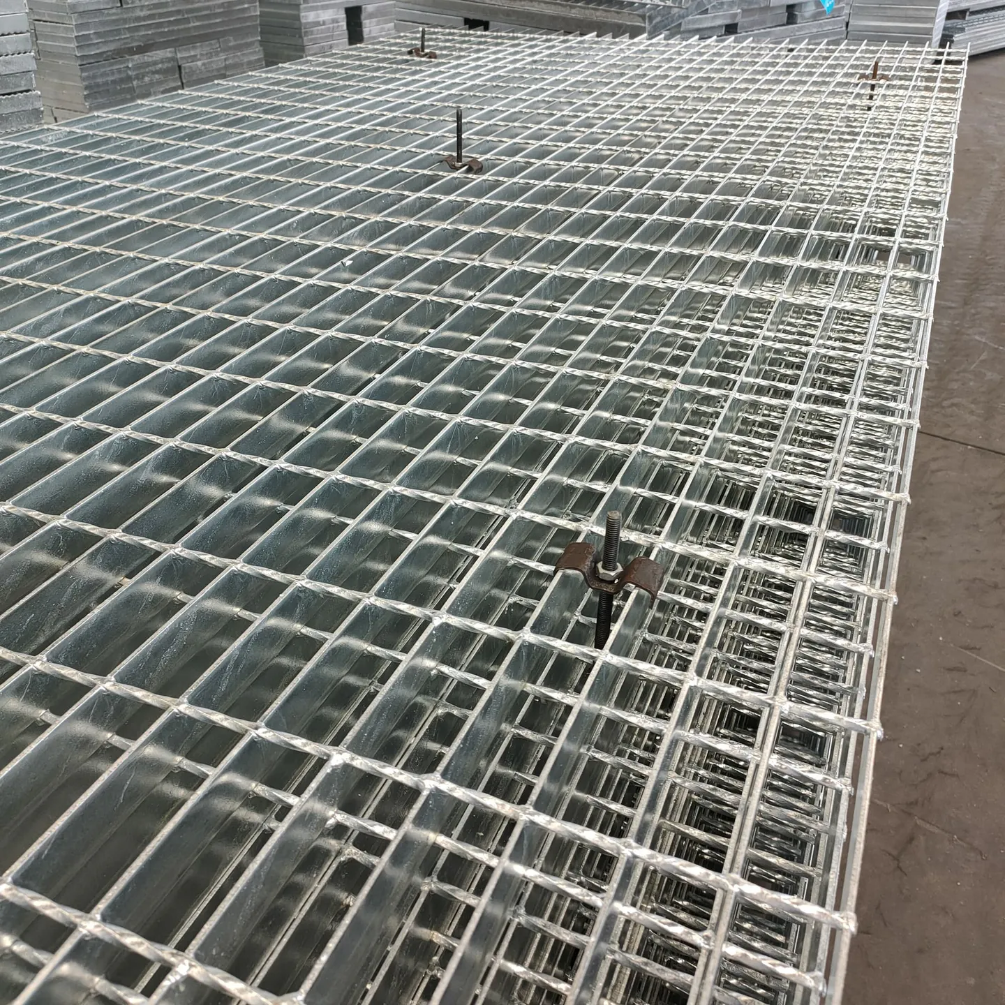 Hot-dip galvanized steel grating panels with a bright zinc finish