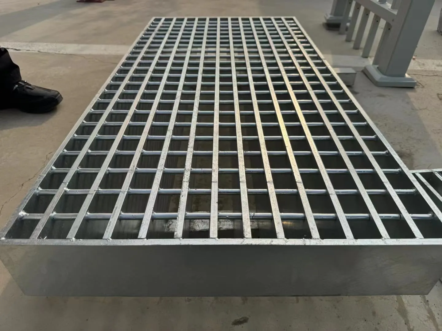 Heavy-duty steel grating panel with deep bearing bars