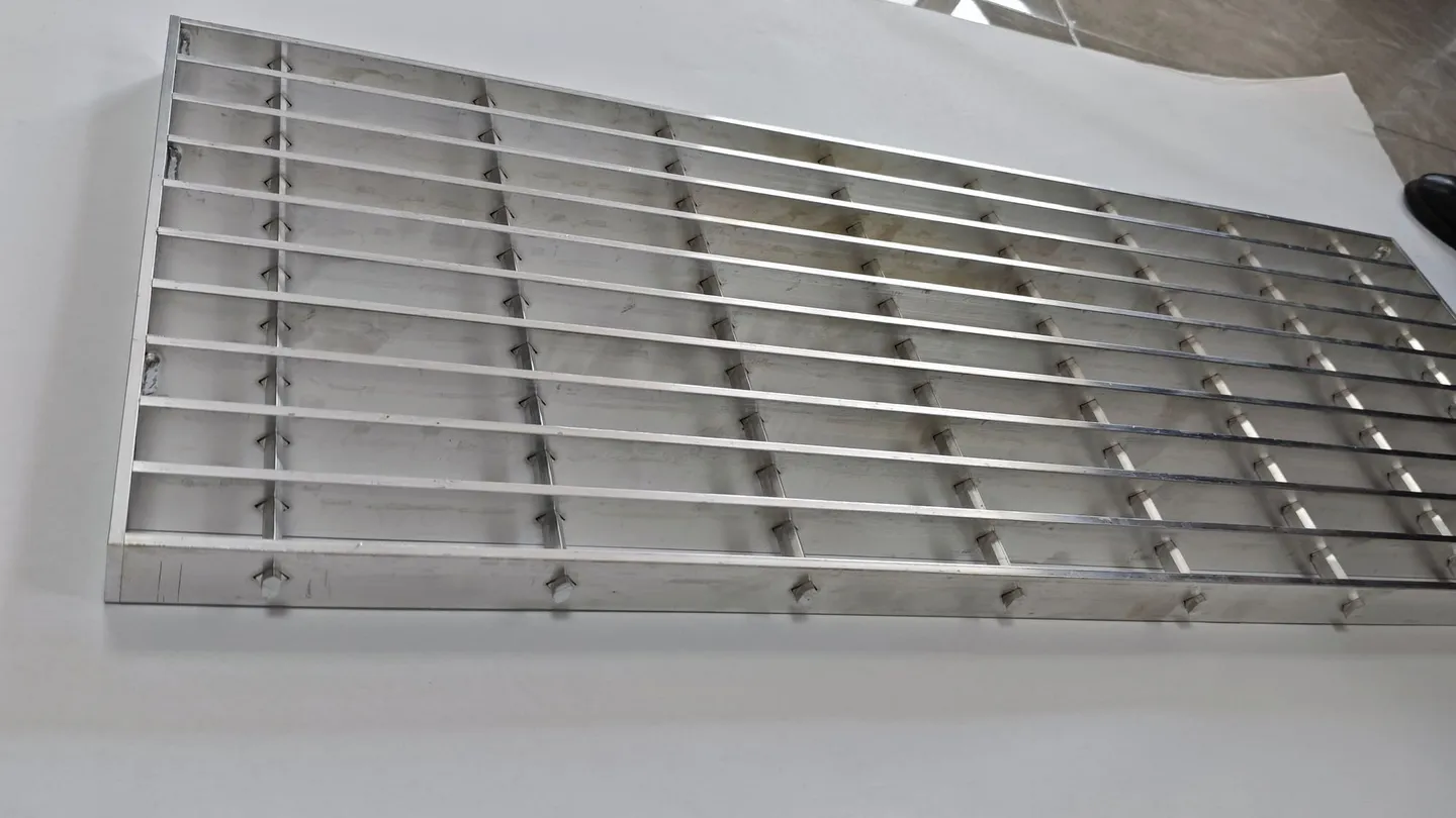 Swage-locked grating panel with flat cross bars