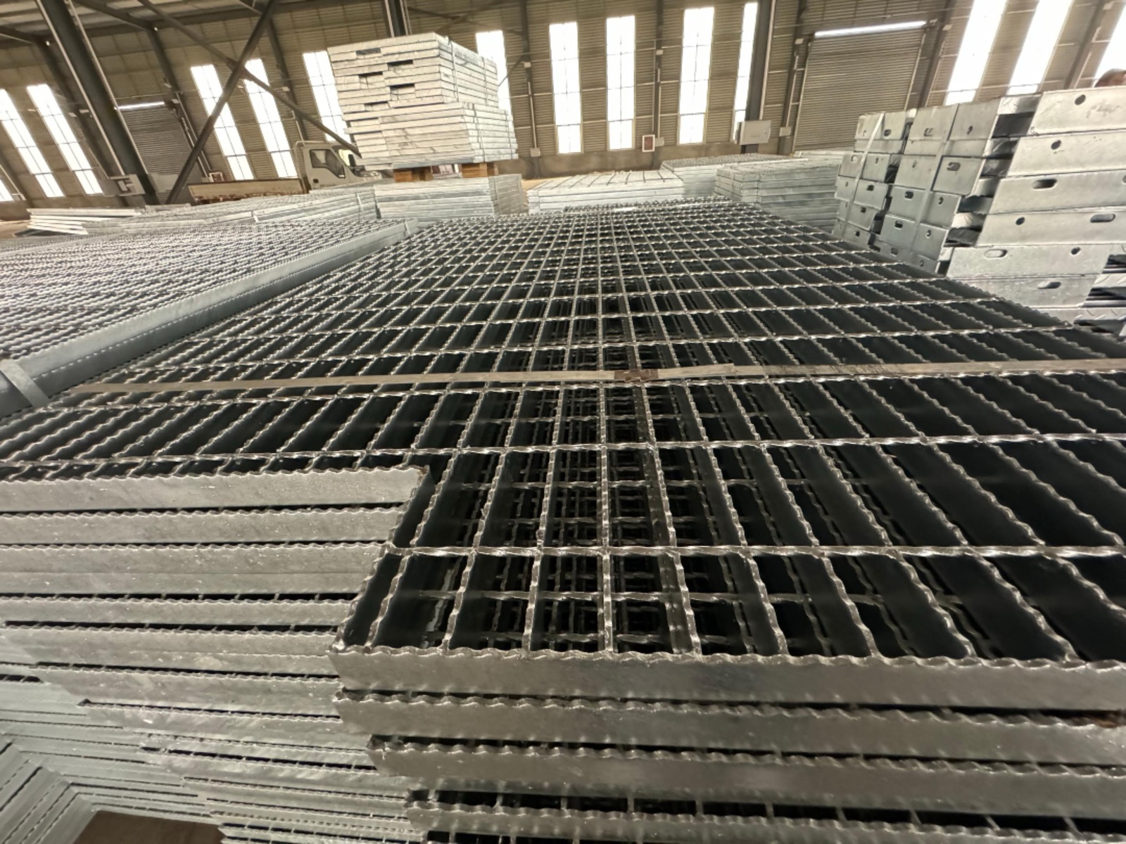 Serrated steel grating close-up showing toothed bearing bar tops