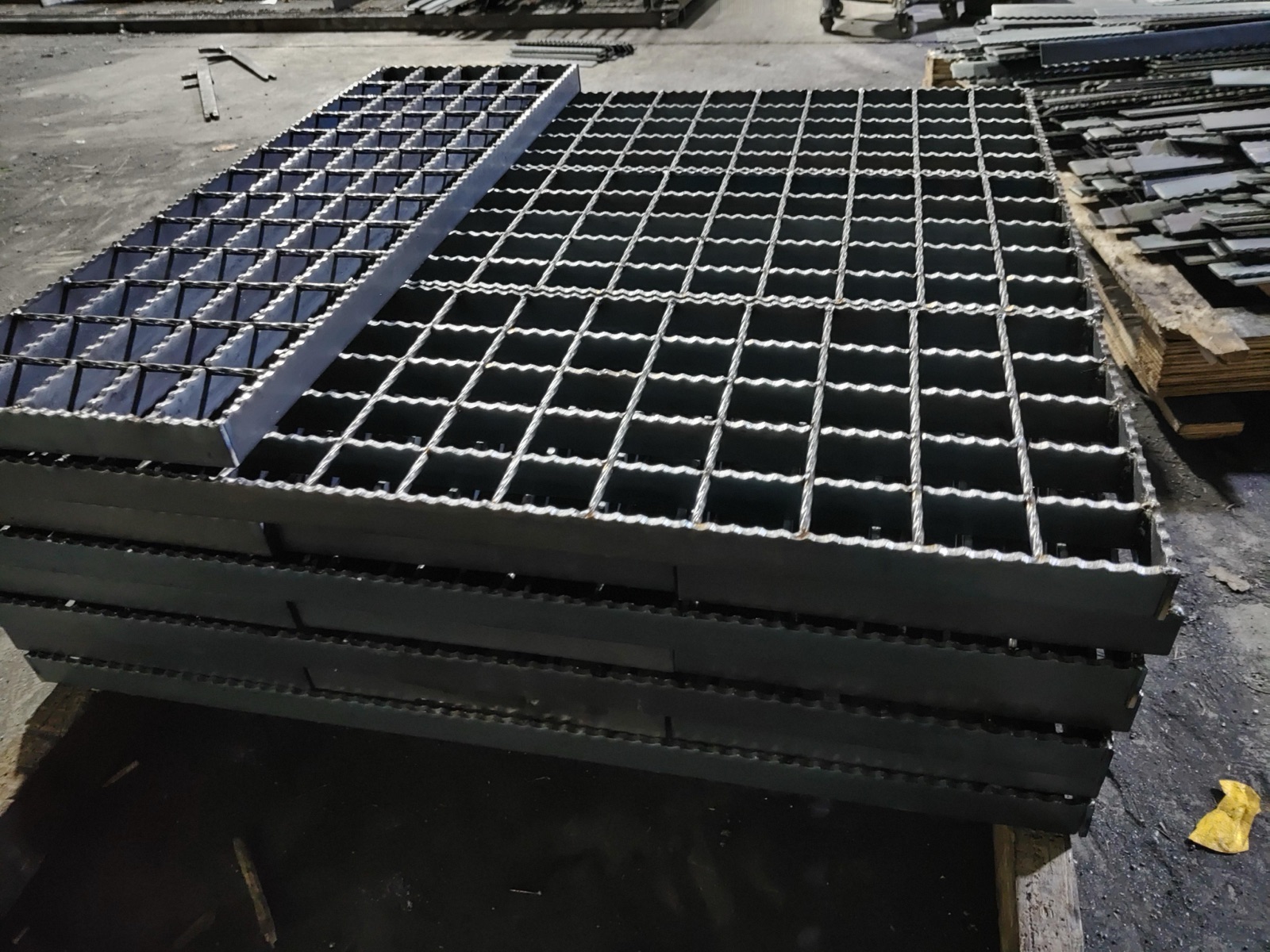 Steel grating stair treads with abrasive nosing and end plates