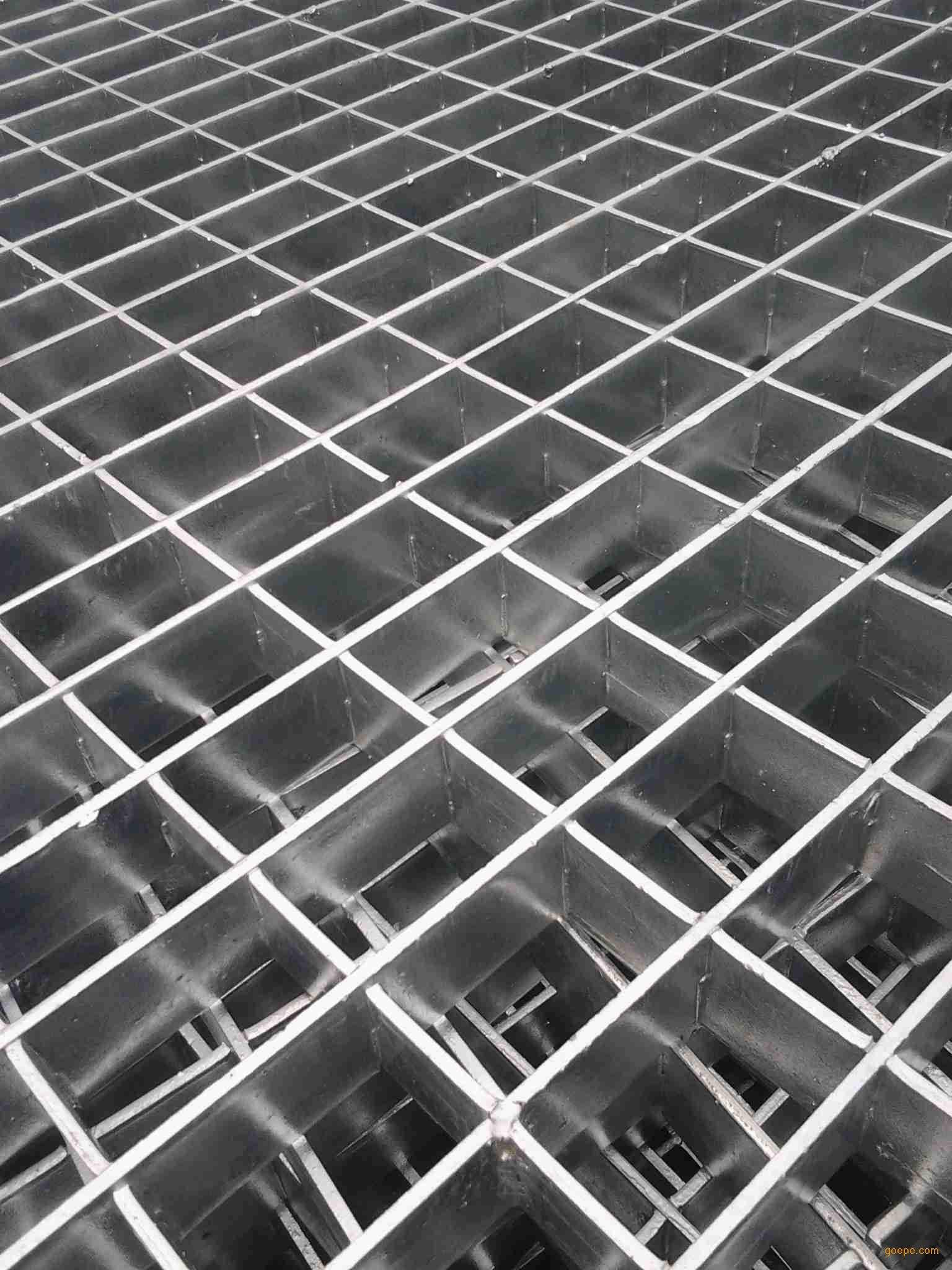 Swage-locked aluminum bar grating panel