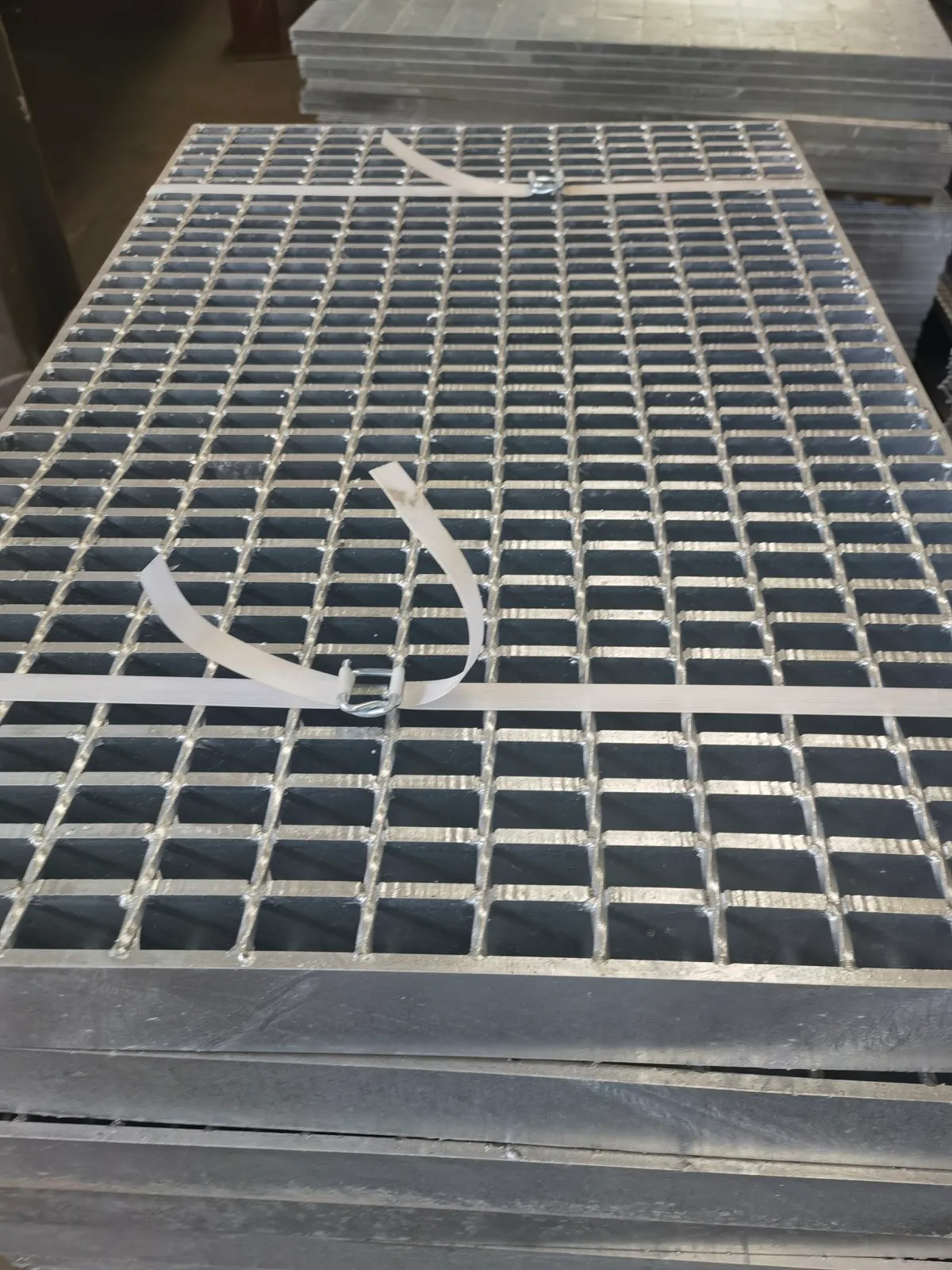 Heavy-duty galvanized steel grating panels with deep bearing bars