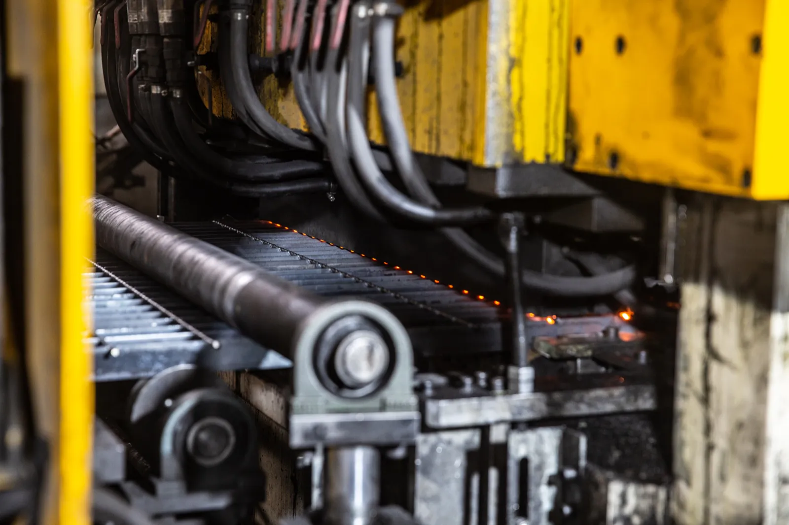 Automated resistance press-welding line joining cross bars to steel grating bearing bars