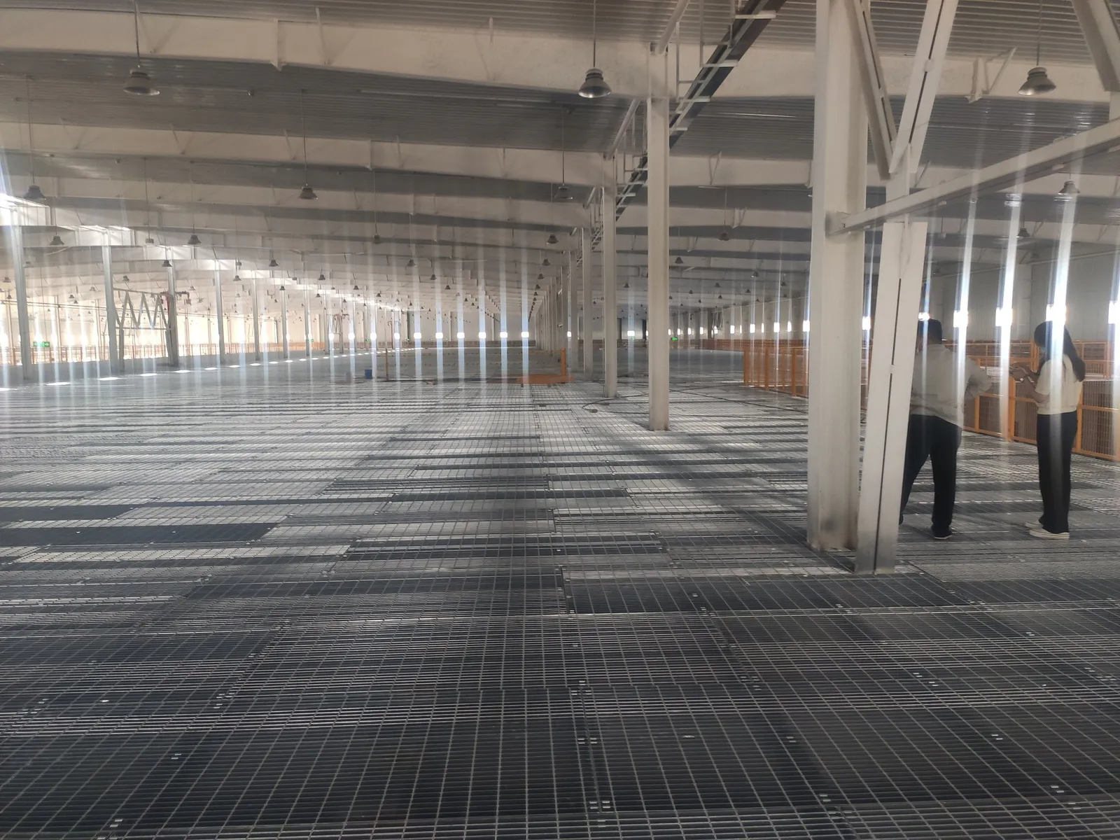 Large-area steel grating flooring across a logistics platform