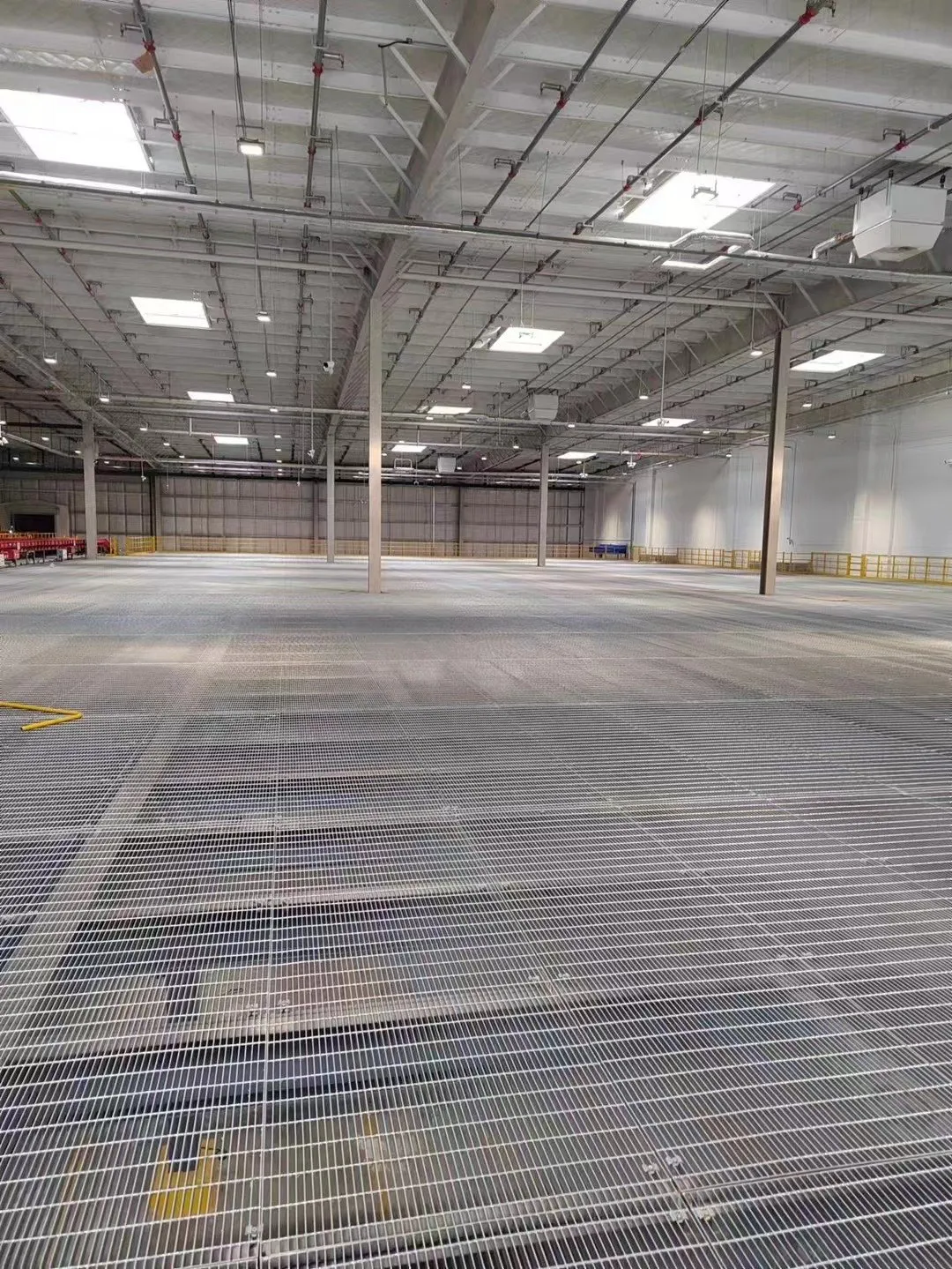 Large-area steel grating floor across the sorting center