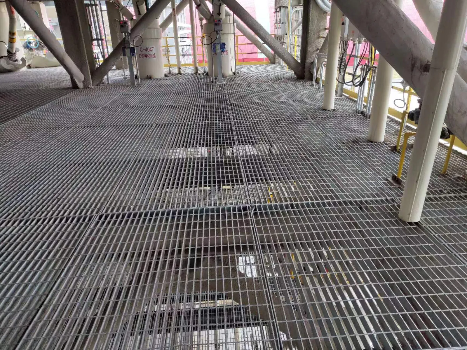 Large steel grating operating floor around equipment in a chemical process tower