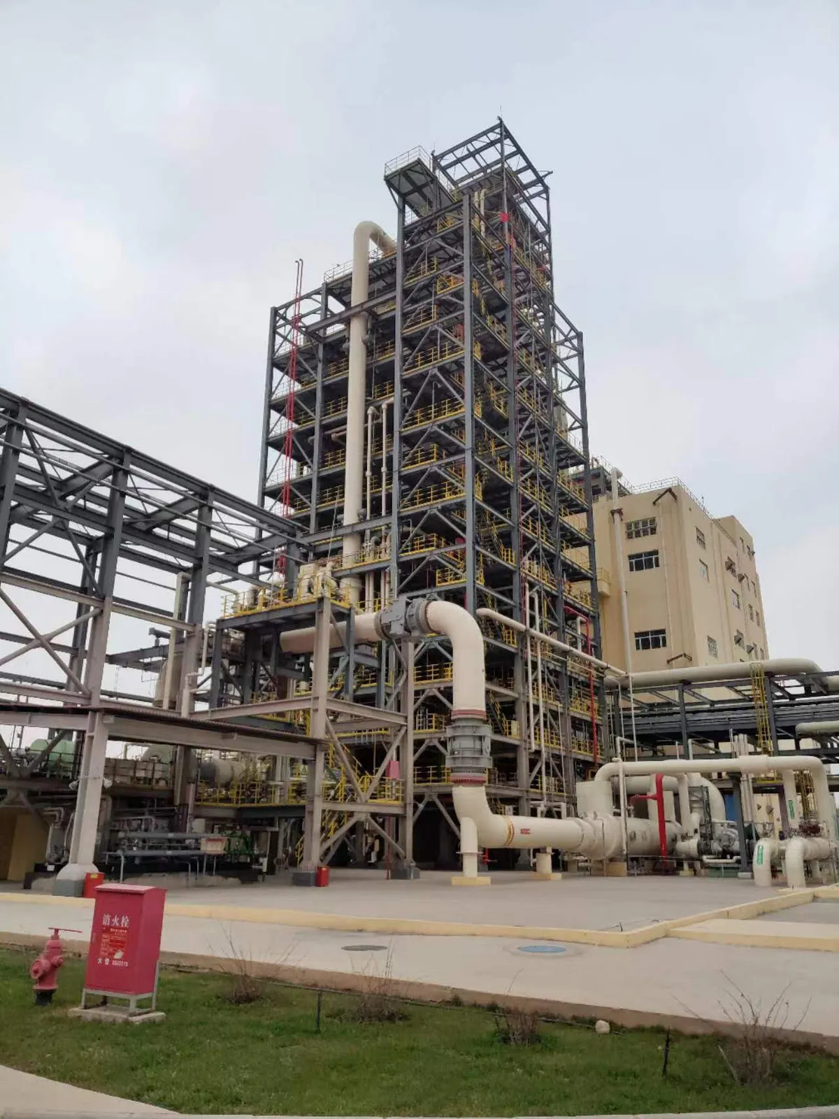 Overall view of the multi-level chemical process tower platform