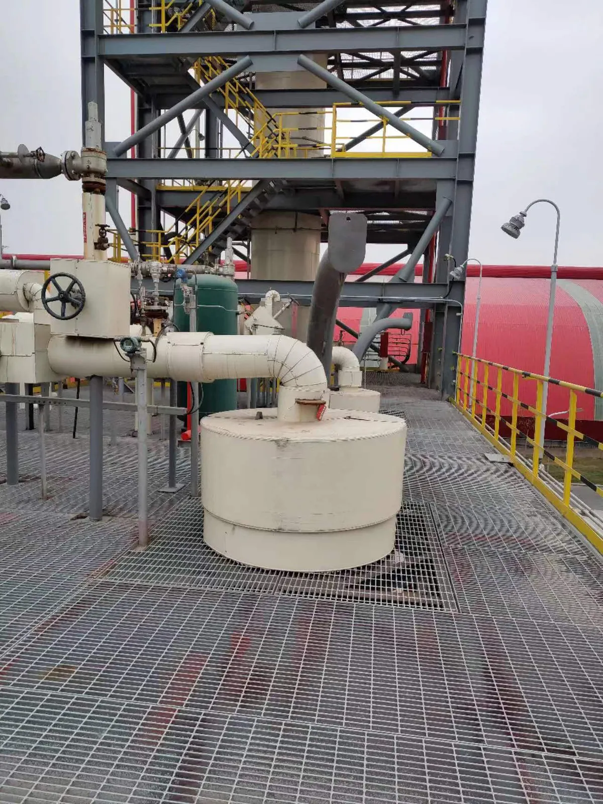 Steel grating operating platform around chemical process equipment