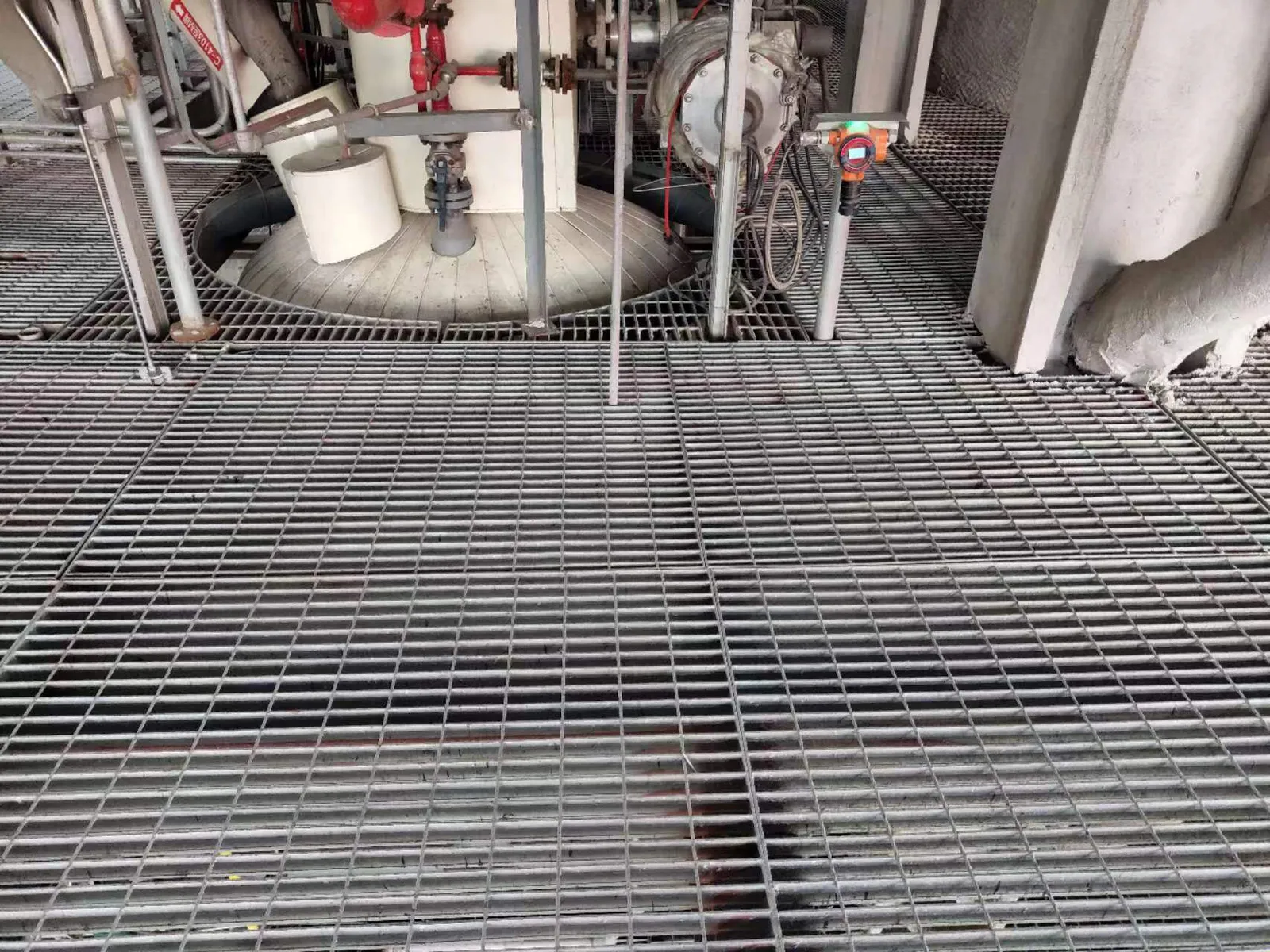 Steel grating maintenance platform fitted beside process equipment