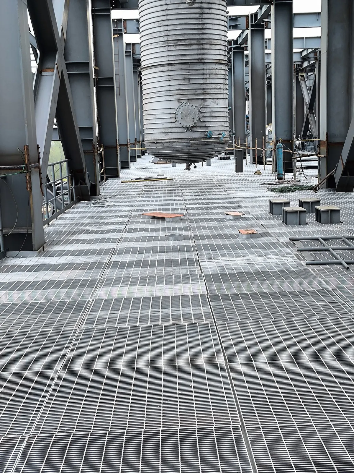 Large equipment platform surfaced with steel grating