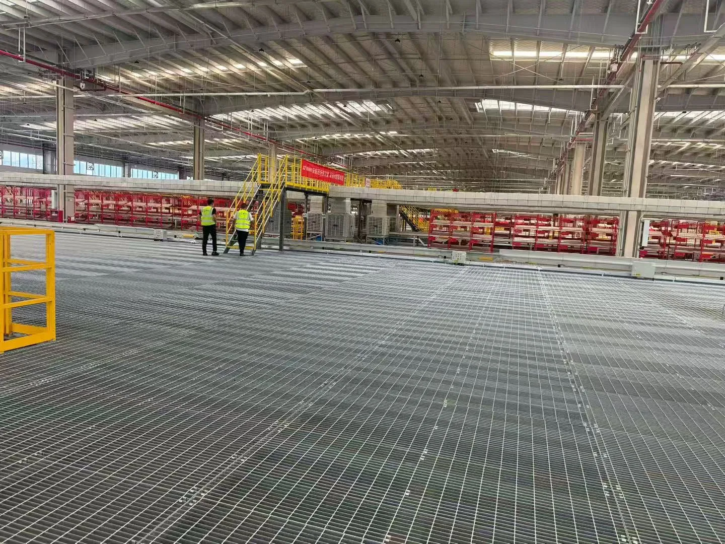 Broad steel grating platform floor inside the J&T Express Chongqing logistics sorting center